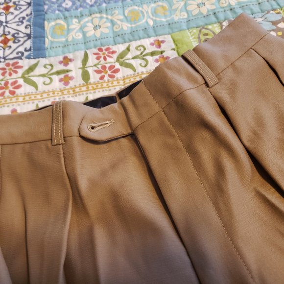 ASPEN LEAF -TAN FRONT PLEATED SLACKS- 26" WAIST ( SIZE 8 ) EXCELLENT CONDITION - Picture 5 of 10